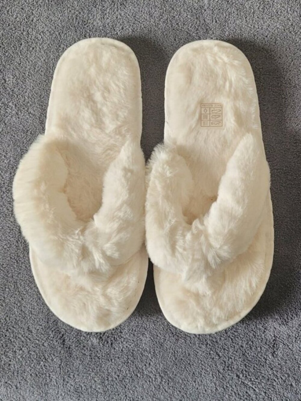 Fluffy White Slipper Thongs - Picture 2 of 4